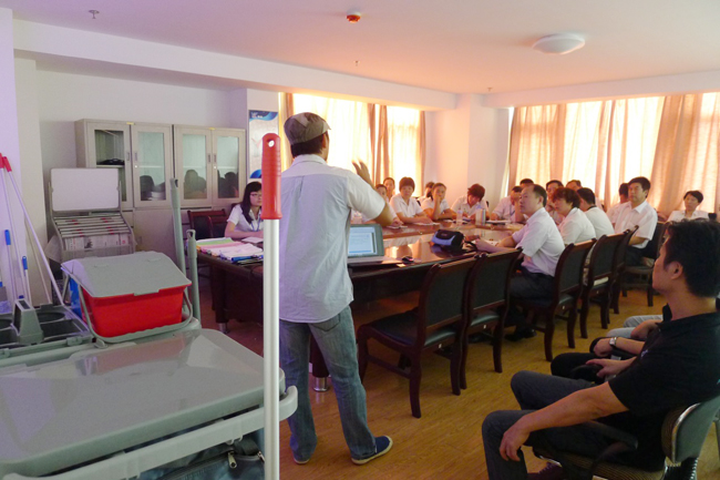 2013年6月，我司品牌經(jīng)理/資深培訓(xùn)師到達(dá)當(dāng)?shù)胤咒N商舉辦為期兩天的清潔工具標(biāo)準(zhǔn)化培訓(xùn)課程。