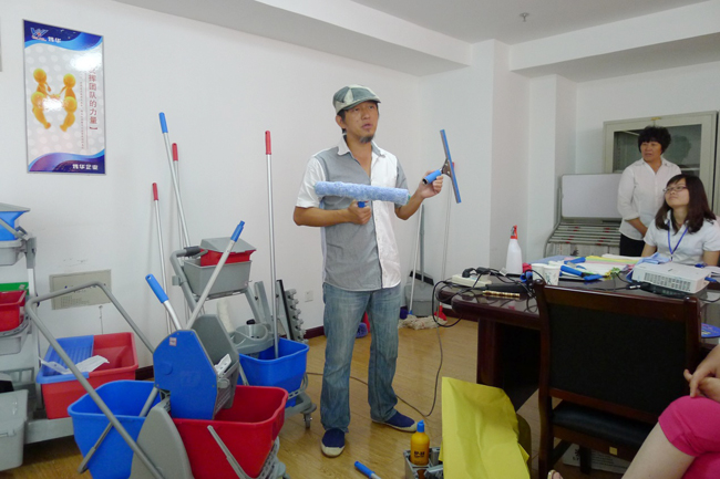 2013年6月，我司品牌經(jīng)理/資深培訓(xùn)師到達(dá)當(dāng)?shù)胤咒N商舉辦為期兩天的清潔工具標(biāo)準(zhǔn)化培訓(xùn)課程。