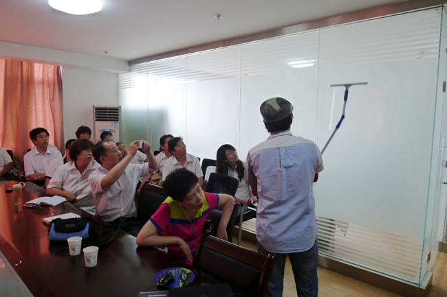 2013年6月，我司品牌經(jīng)理/資深培訓(xùn)師到達(dá)當(dāng)?shù)胤咒N商舉辦為期兩天的清潔工具標(biāo)準(zhǔn)化培訓(xùn)課程。