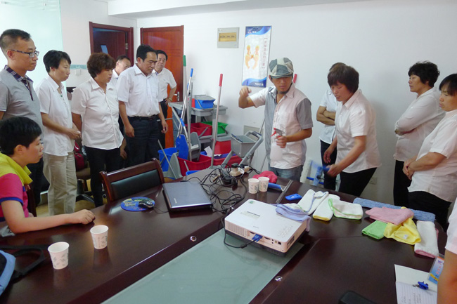 2013年6月，我司品牌經(jīng)理/資深培訓(xùn)師到達(dá)當(dāng)?shù)胤咒N商舉辦為期兩天的清潔工具標(biāo)準(zhǔn)化培訓(xùn)課程。