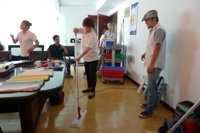 2013年6月，我司品牌經(jīng)理/資深培訓(xùn)師到達(dá)當(dāng)?shù)胤咒N商舉辦為期兩天的清潔工具標(biāo)準(zhǔn)化培訓(xùn)課程。