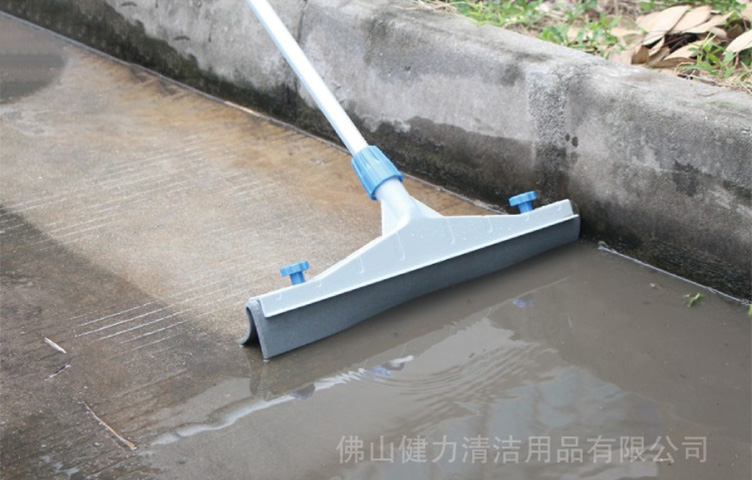 一到下雨天,院子里面總積水,施達多功能推水扒幫到您